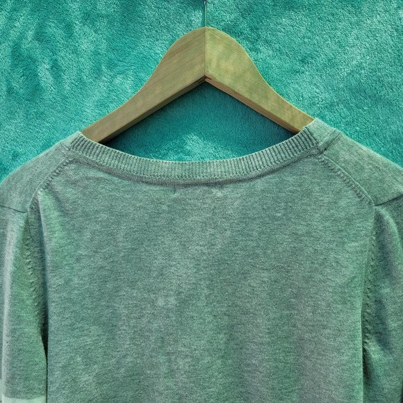 Gap grey button up V-neck sweater made with silk size medium - Picture 7 of 9